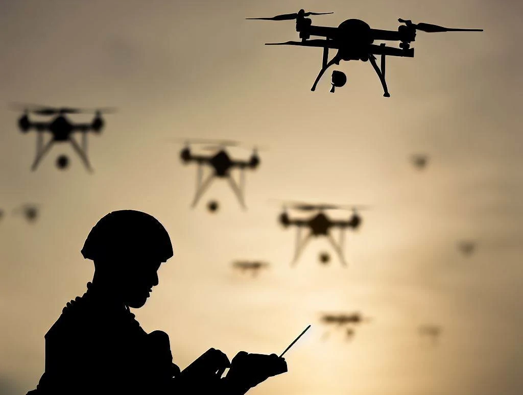 drony nadzorowane przez żołnierza